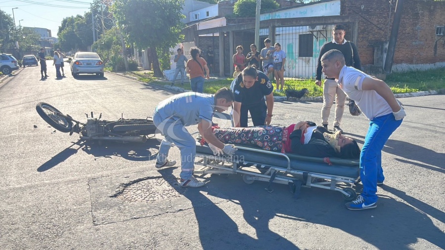 CHOQUE ENTRE UN AUTO Y UNA MOTO DEJÓ HERIDA A MUJER EMBARAZADA