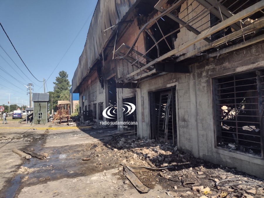 INCENDIO EN FÁBRICA DE MUEBLES: EXISTE PELIGRO DE DERRUMBE