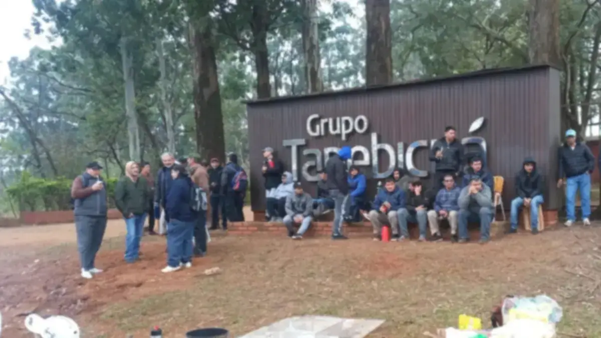 TRABAJADORES DE FORESTAL TAPEBICUÁ SOSTIENEN LOS CORTES EN LA RUTA 14 Y MODIFICAN HORARIOS
